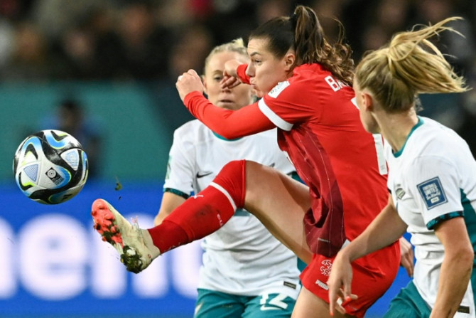 La delantera suiza #10 Ramona Bachmann (C) controla el balón durante un partido contra Nueva Zelanda