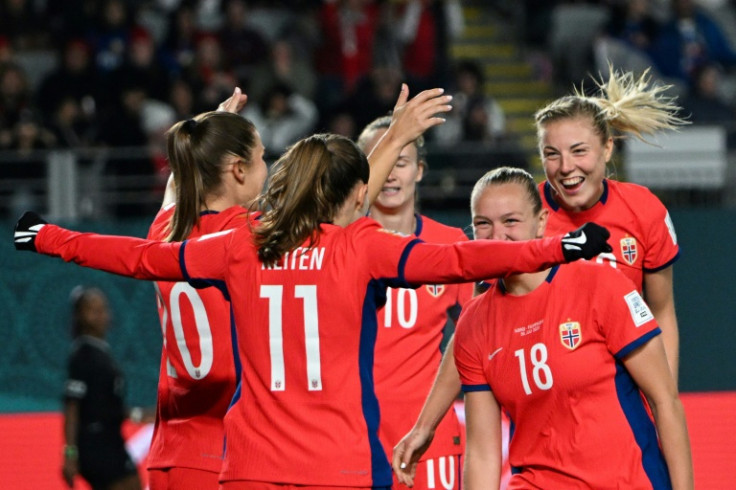Los jugadores de Noruega celebran su cuarto gol