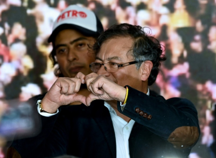 Gustavo Petro se ve con su hijo Nicolás el 29 de mayo de 2022 mientras hace campaña para la presidencia