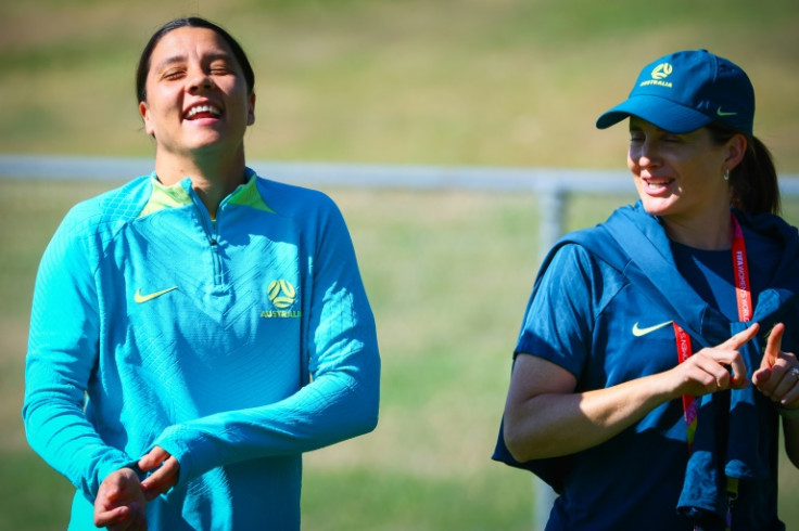 La capitana de Australia, Sam Kerr (izq.), se ha declarado en forma y disponible para el choque de la Copa del Mundo del lunes ante Canadá.