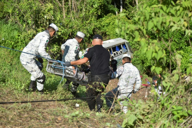Los rescatistas trabajan en el lugar de un accidente de autobús en el estado mexicano de Nayarit el 3 de agosto de 2023