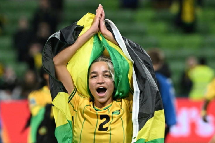 La mediocampista de Jamaica, Solai Washington, celebra después de que su equipo se clasificara para los octavos de final.