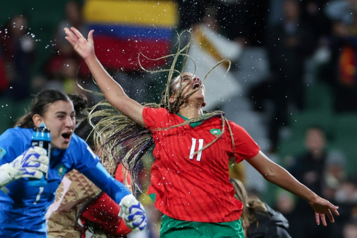 La portera marroquí Khadija Er-Rmichi (L) y la delantera Fatima Tagnaout celebran la victoria de su equipo sobre Colombia
