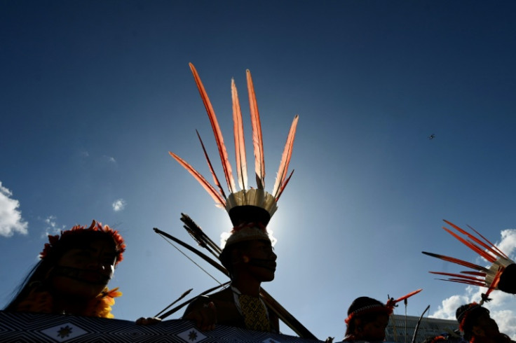Los grupos indígenas, como este que protesta por los derechos territoriales en Brasilia en junio de 2023, son vistos como amortiguadores vitales contra la deforestación del Amazonas.