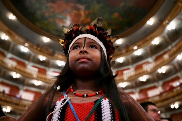 Un niño indígena asiste a un evento en el Teatro da Paz en Belem, Brasil, antes de una cumbre sudamericana sobre la protección de la selva amazónica.
