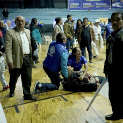 Una mujer es asistida tras ser herida por disparos durante el asesinato del candidato presidencial Fernando Villavicencio tras un mitin en Quito
