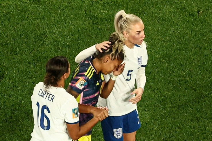 El defensor de Inglaterra Alex Greenwood (D) consuela a la mediocampista de Colombia Jorelyn Carabali