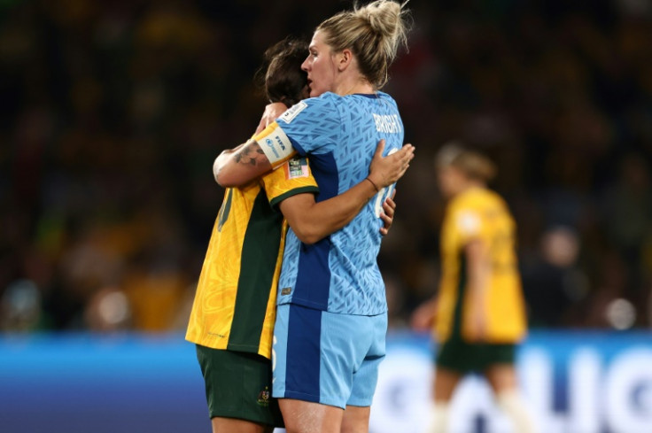 La defensa inglesa Millie Bright (derecha) abraza al delantero australiano Sam Kerr
