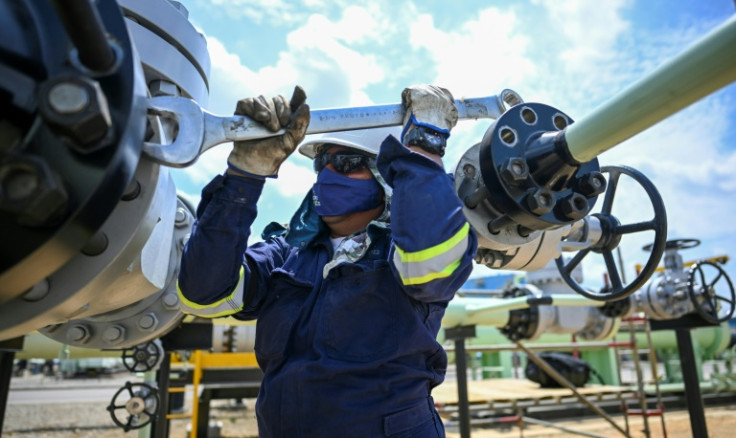 Un trabajador repara un oleoducto en una instalación petrolera en el pueblo de Acacias en Colombia en febrero de 2023