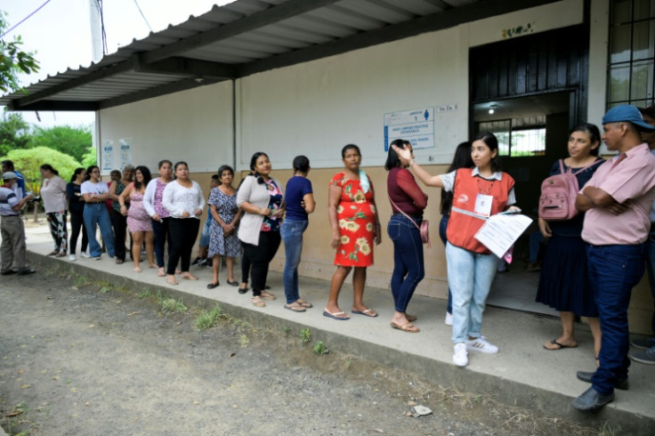 La gente hace cola para votar en un colegio electoral en Canuto, provincia de Manabí, durante las elecciones presidenciales de Ecuador.