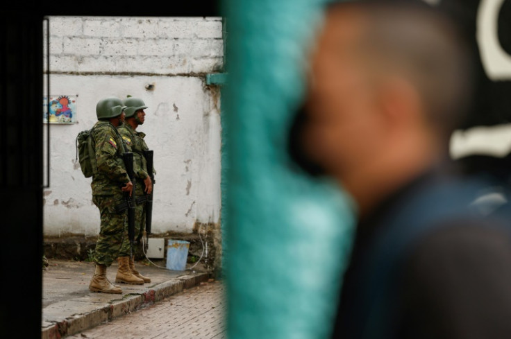 Soldados montan guardia en un colegio electoral en Quito