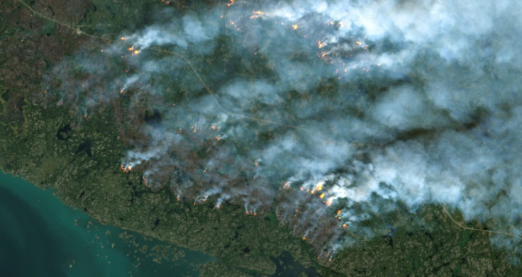 Esta imagen satelital cortesía del satélite Copernicus Sentinel-2 de la Agencia Espacial Europea (ESA) muestra incendios en Yellowknife.