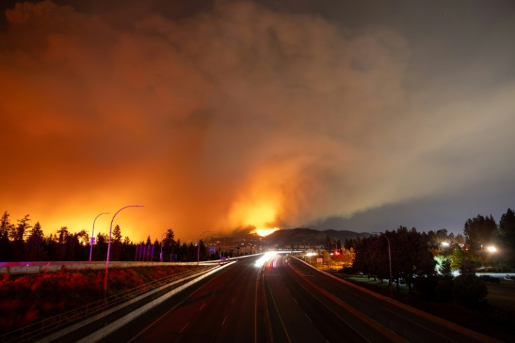 El incendio forestal de McDougall Creek arde en las colinas de West Kelowna en la Columbia Británica, Canadá, visto desde Kelowna, lo que ha ordenado a algunos residentes que huyan.