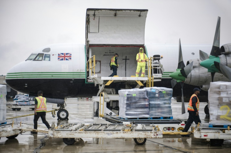 Los empleados cargan un avión de Buffalo Airways listo para entregar carga destinada a ayudar a las comunidades al norte de Yellowknife que han perdido su centro principal debido a una orden de evacuación