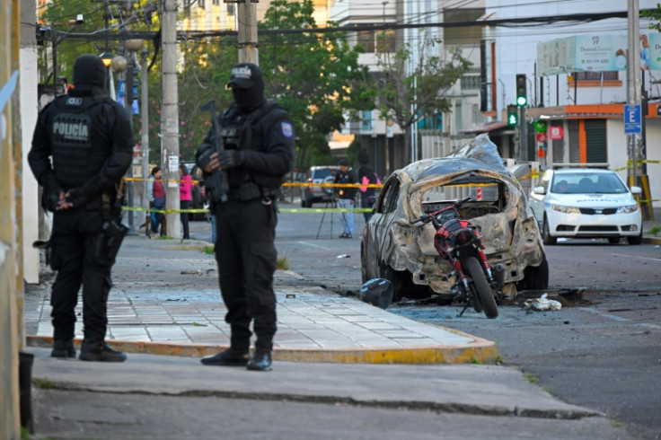 Las bandas de narcotraficantes, que utilizan las cárceles como centros de operaciones, también se enfrentan en las calles de Ecuador, donde la tasa de homicidios ascendió a un récord de 26 por 100.000 habitantes en 2022, casi el doble que el año anterior.