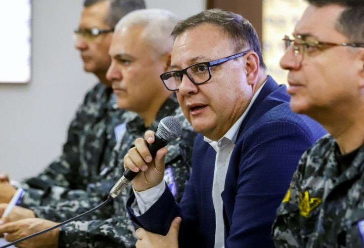 El Ministro del Interior de Ecuador, Juan Zapata, visto en una fotografía distribuida por el ministerio, se dirige a los periodistas el 31 de agosto de 2023 después de una serie de ataques con coches bomba y granadas sacudieron la capital, Quito.