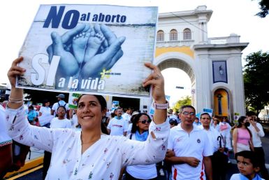Integrantes de organizaciones civiles y religiosas protestan contra la despenalización del aborto en la ciudad mexicana de Guadalajara