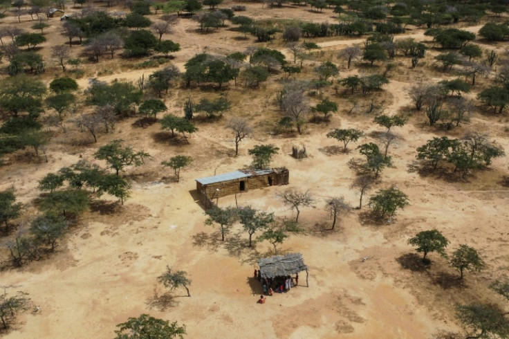 El Cerrejón es la mina de carbón a cielo abierto más grande de América Latina y se extiende sobre 69.000 hectáreas en un paisaje duro que también es hogar de la tribu seminómada Wayuu, que vive en chozas y sobrevive de la ganadería, la agricultura a peque