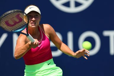 Anastasia Potapova lanza un golpe de derecha en su victoria en segunda ronda sobre la cabeza de serie Ons Jabeur en el WTA San Diego Open