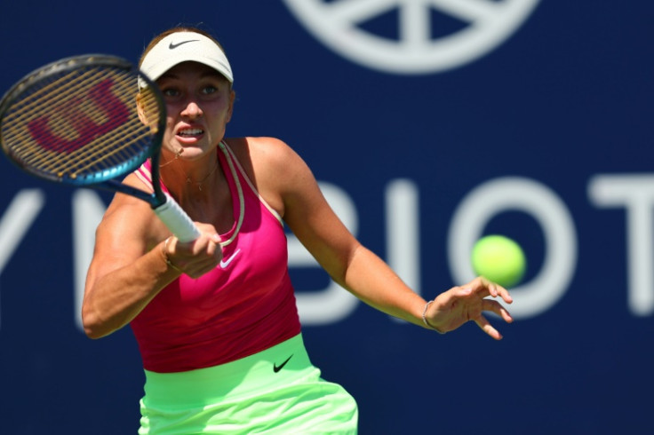 Anastasia Potapova lanza un golpe de derecha en su victoria en segunda ronda sobre la cabeza de serie Ons Jabeur en el WTA San Diego Open