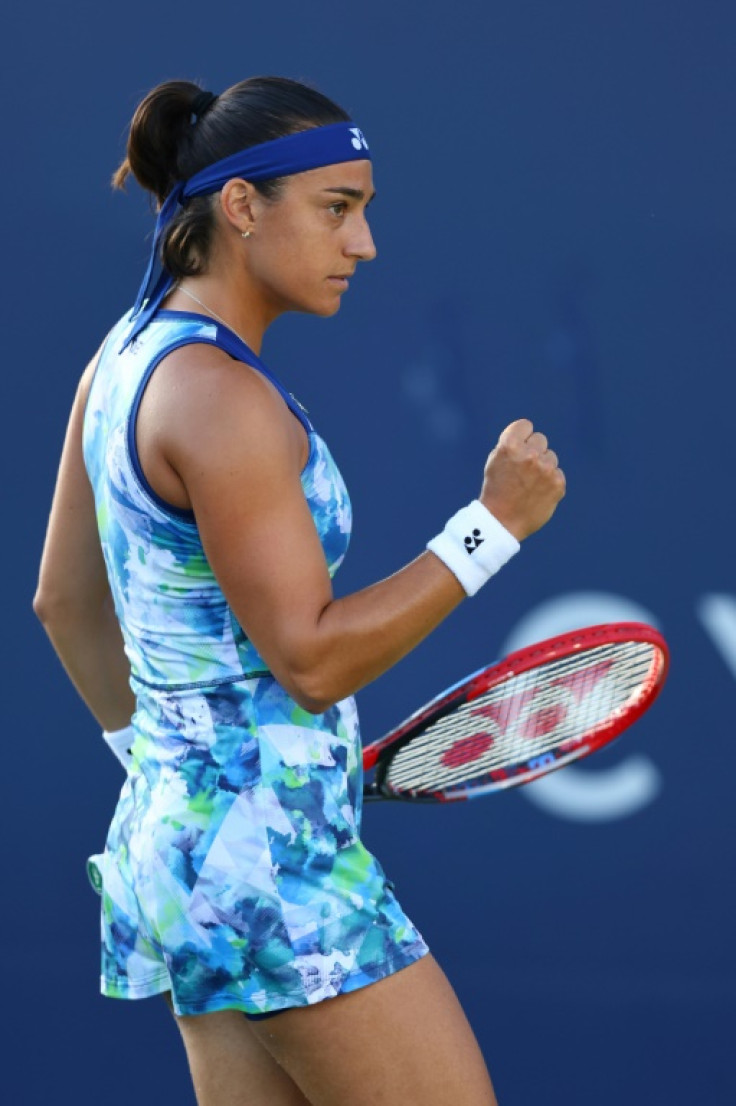 La francesa Caroline García, segunda cabeza de serie, reacciona a un punto en el camino hacia una victoria en tres sets sobre la estadounidense Sloane Stephens en la segunda ronda del WTA San Diego Open.