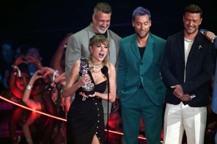 Taylor Swift acepta el premio al Mejor Vídeo Pop, presentado por NSYNC reunificado
