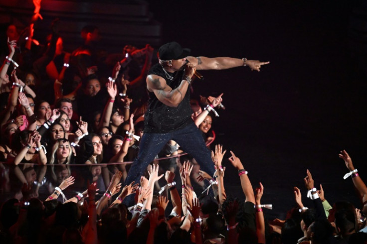 LL Cool J se presenta como parte del tributo al hip-hop del 50 aniversario de los MTV VMA