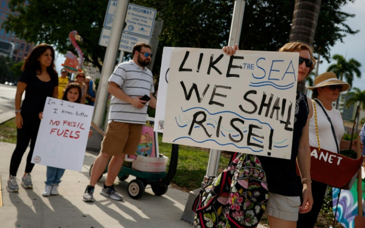 La gente participa en una marcha solidaria para acabar con los combustibles fósiles en Fort Lauderdale, Florida, el 17 de septiembre de 2023.