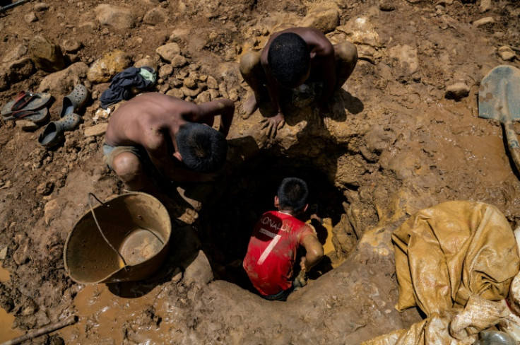 Pequeños y ágiles, el tamaño de los niños les ayuda a deslizarse por pozos estrechos para excavar tierra fangosa, con la esperanza de que contenga oro.