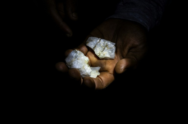 Un minero venezolano muestra rocas que contienen restos de oro que luego serán procesadas manualmente en un molino