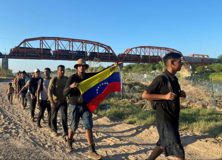 Jesús Ramírez, un migrante de 29 años, ondea una bandera venezolana a su llegada a territorio estadounidense en Texas.