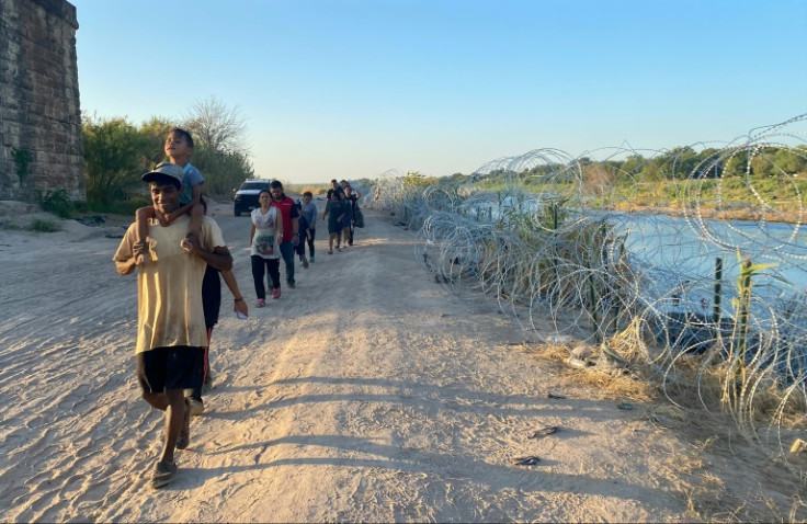 Cientos de migrantes, casi todos venezolanos, cruzaron el Río Grande hacia Texas, cerca de Eagle Pass, el 23 de septiembre de 2023.