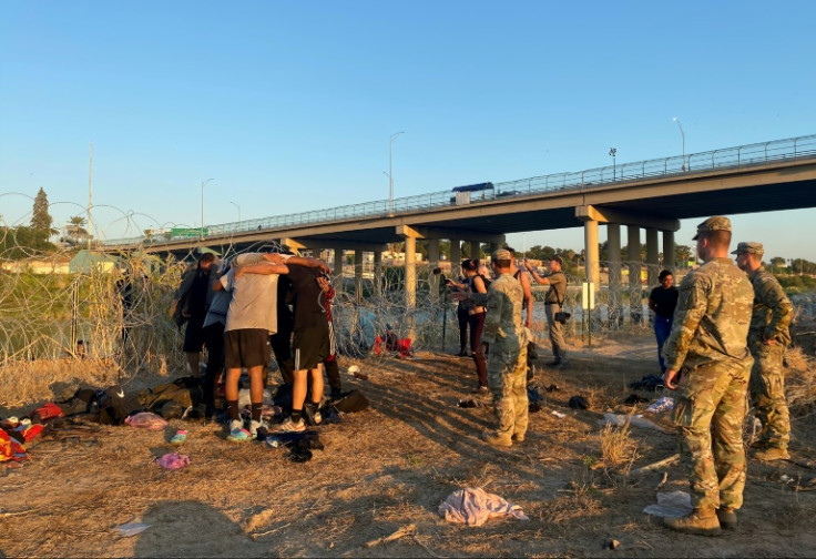 Los soldados llevan a los inmigrantes que llegan a puestos de policía fronterizos para procesarlos.