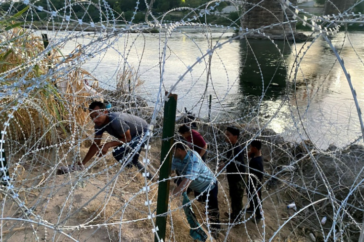 Noe Zelaya, un hondureño de 35 años, llega a la frontera entre Estados Unidos y México junto con su esposa y sus dos hijos, solo para encontrar una barrera de alambre de púas.