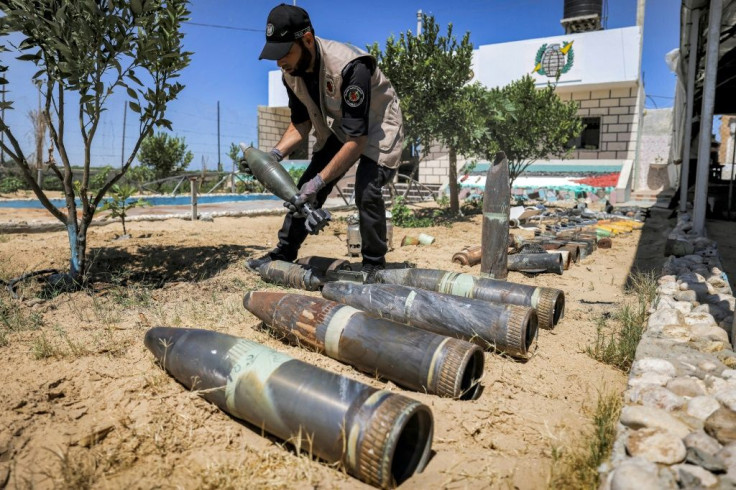Un experto en explosivos de Hamás expone proyectiles sin detonar procedentes del conflicto de 11 días con Israel el mes pasado, en una comisaría de policía local en Khan Yunis, en el sur de la Franja de Gaza.