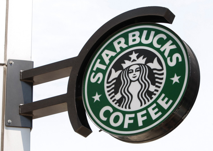 El cartel de Starbucks se ve afuera de una de sus tiendas en Nueva York