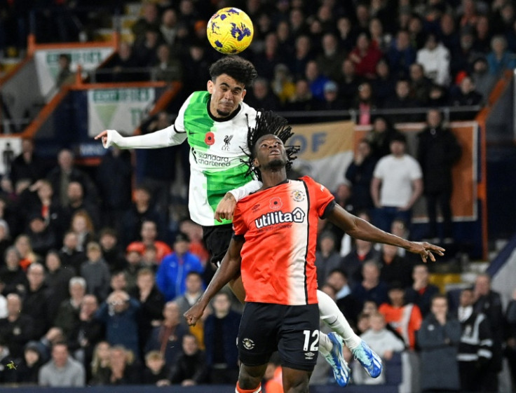 Luis Díaz (izq.) cabecea el empate del Liverpool en el tiempo de descuento en Luton